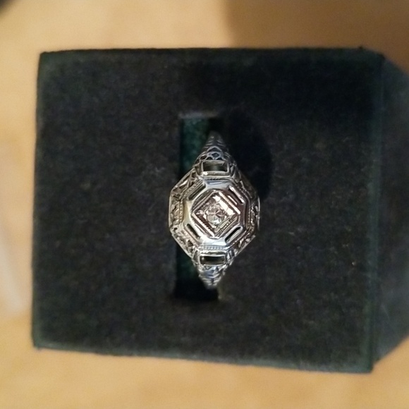 Jewelry - Vintage 18K ring with diamond